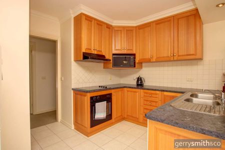 CLASSY TOWNHOUSE in WEIR PARK - Photo 4