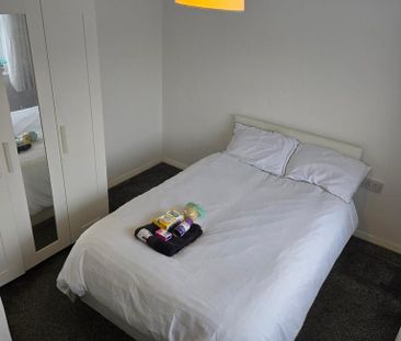 1 bedroom in a house share to rent - Photo 2