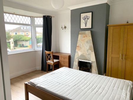 4 Bed Semi-Detached House, Mackie Avenue, BS34 - Photo 3