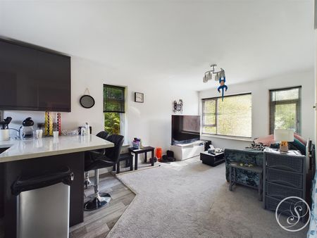 Blackmoor Court, Leeds, LS17 - Photo 3