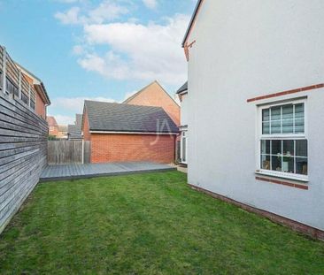 4 bedroom House to rent in Hubert Crescent, Bushey, Hertfordshire, ... - Photo 3