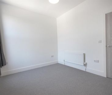 3 Bedroom House - Mid Terrace To Let - Photo 5