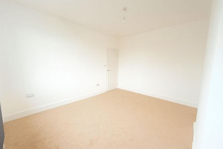 4 bedroom semi-detached house to rent - Photo 4