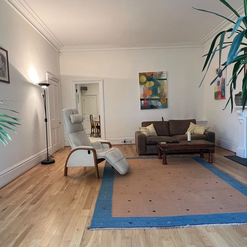 3 Bed Flat, Pembridge Square, W2 - Photo 1