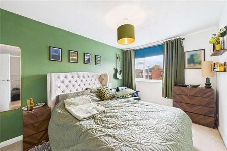 Pinewood Park, Farnborough, Berkshire, GU14 - Photo 4