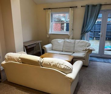 1 bedroom in a house share to rent - Photo 2