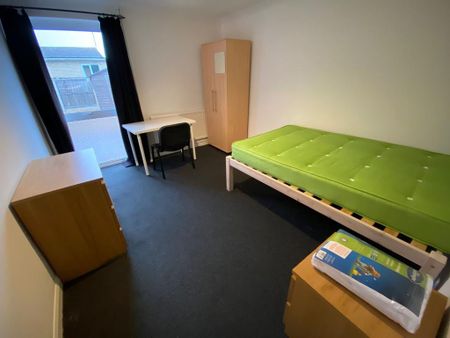 5 bedroom detached house to rent - Photo 2