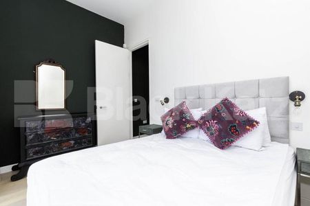 Stunning 3 bed 2 bath house split over 3 floors with a patio area. - Photo 4