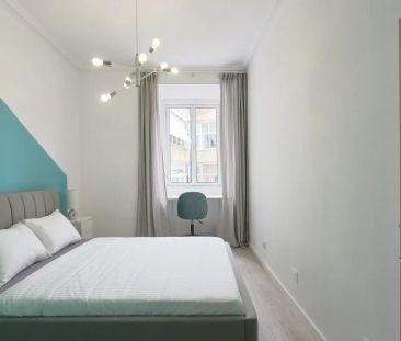 Room in a shared 11-bedroom apartment for rent in Lisbon, perfect for professionals and students. - Photo 4