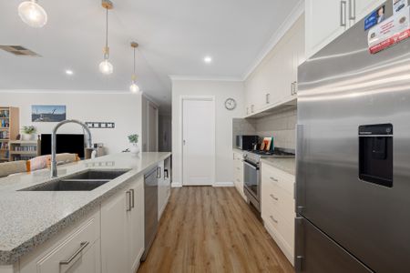 Fully Furnished Three Bedroom Home - Photo 3