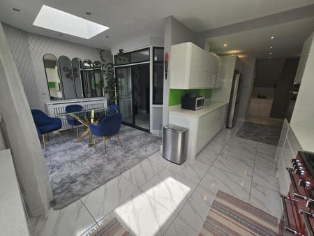 3 bedroom semi-detached house to rent - Photo 5