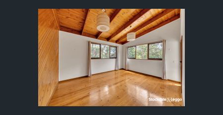 SPACIOUS 4 BEDROOM HOME WITH DUAL LIVING AND KITCHEN - Photo 5