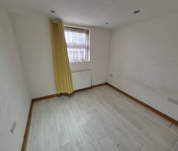 5 Bed Terraced House, Hampton Road, IG1 - Photo 3