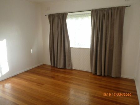 COSY 3 BEDROOM HOME IN SPRINGVALE SOUTH - Photo 4