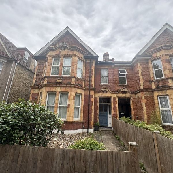 3 Bed Flat, Inchmery Road, SE6 - Photo 1