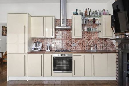 Spacious Split-Level Two Bedroom Apartment on High Road, N15 - Photo 3