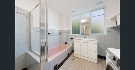 Immaculately presented oversized 2 bedroom Unit - Photo 5