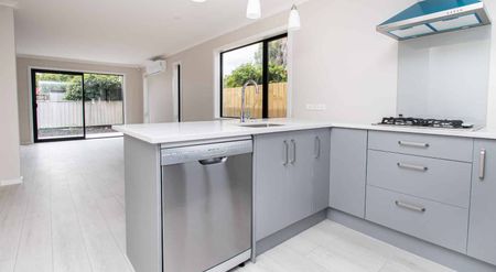 Double storey townhouse in established suburb! - Photo 3