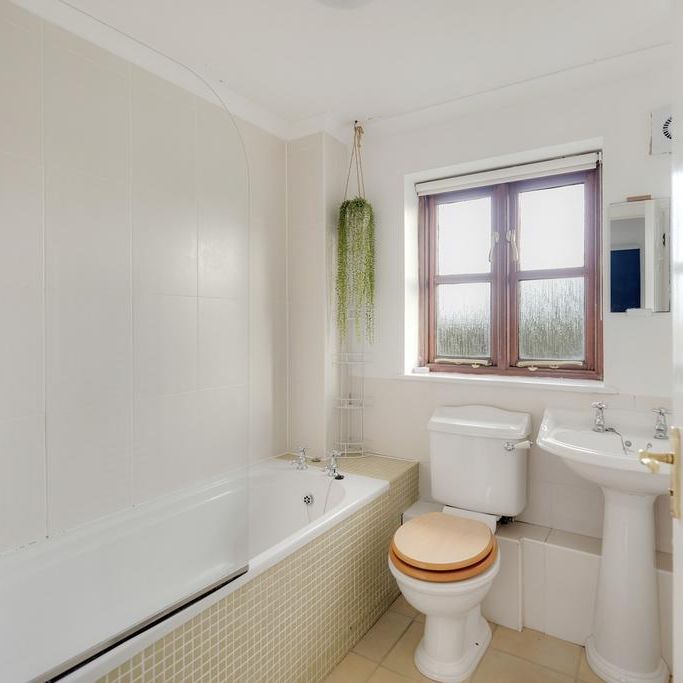 3 bedroom end of terrace house to rent - Photo 1