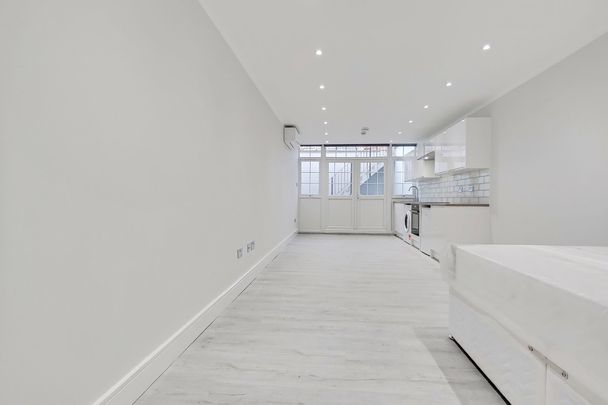 Ravenscroft Avenue, London, NW11 - Photo 1