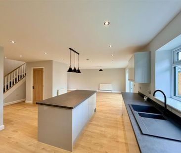 4 bedroom detached house to rent - Photo 2
