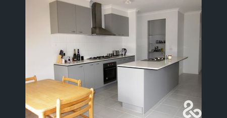 LIGHT, BRIGHT & PRICED, JUST RIGHT! - Photo 3