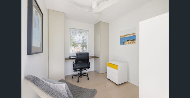 One-of-a-kind renovated home / flexible 3-level layout - Photo 1