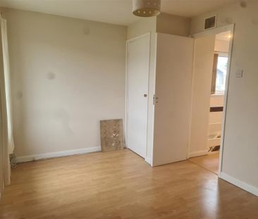 3 bedroom end of terrace house to rent - Photo 3