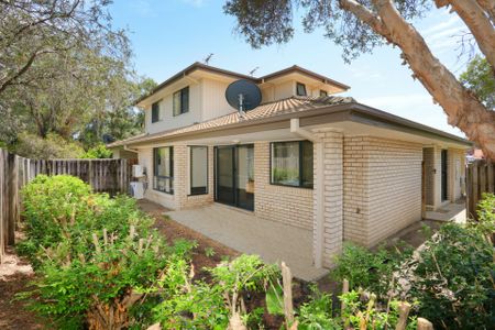 This freshly updated two-storey home offers comfort, space, and convenience! - Photo 4