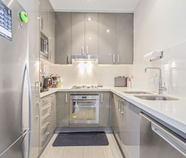 Sun drenched, cool and ultra private apartment with timber floors - Photo 4