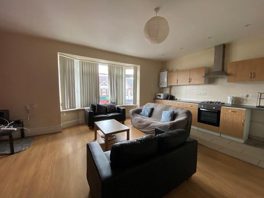 4 bedroom flat to rent - Photo 1