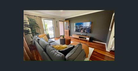 Furnished 3 Bedroom Home in Convenient location - Photo 2