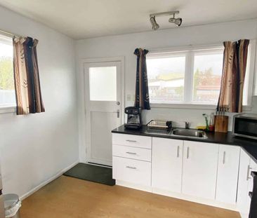 ST ALBANS - TIDY TWO BEDROOM UNIT WITH HEAT PUMP AND SINGLE GARAGE - Photo 2