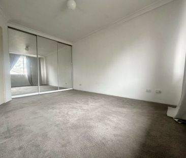 Spacious 3 Bedroom Townhouse in Prime Blacktown Location - Photo 3