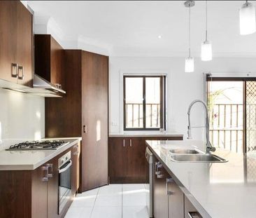 Charming 3-Bedroom Residence in Tarneit - Photo 3