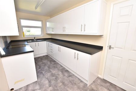 14, Royston Hill, East Ardsley, Wakefield, West Yorkshire, WF3 2HG - Photo 3