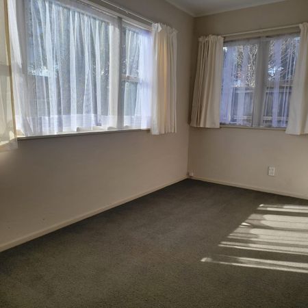 4 bedroom 1.5 bathrooms plus large lounge dining and emormous garage h - Photo 3