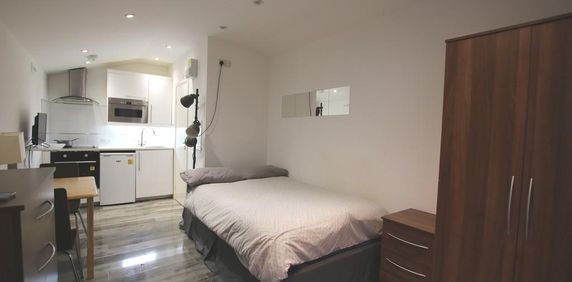 1 bedroom in a flat share to rent - Photo 2