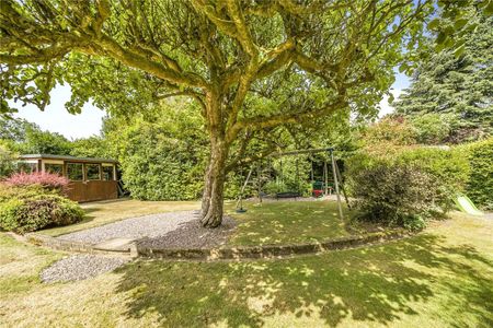 A four double bedroom, detached home to rent in a highly sought after private road in Seer Green. - Photo 2