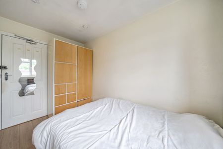 Hazelhurst Road, London, SW17 - Photo 2