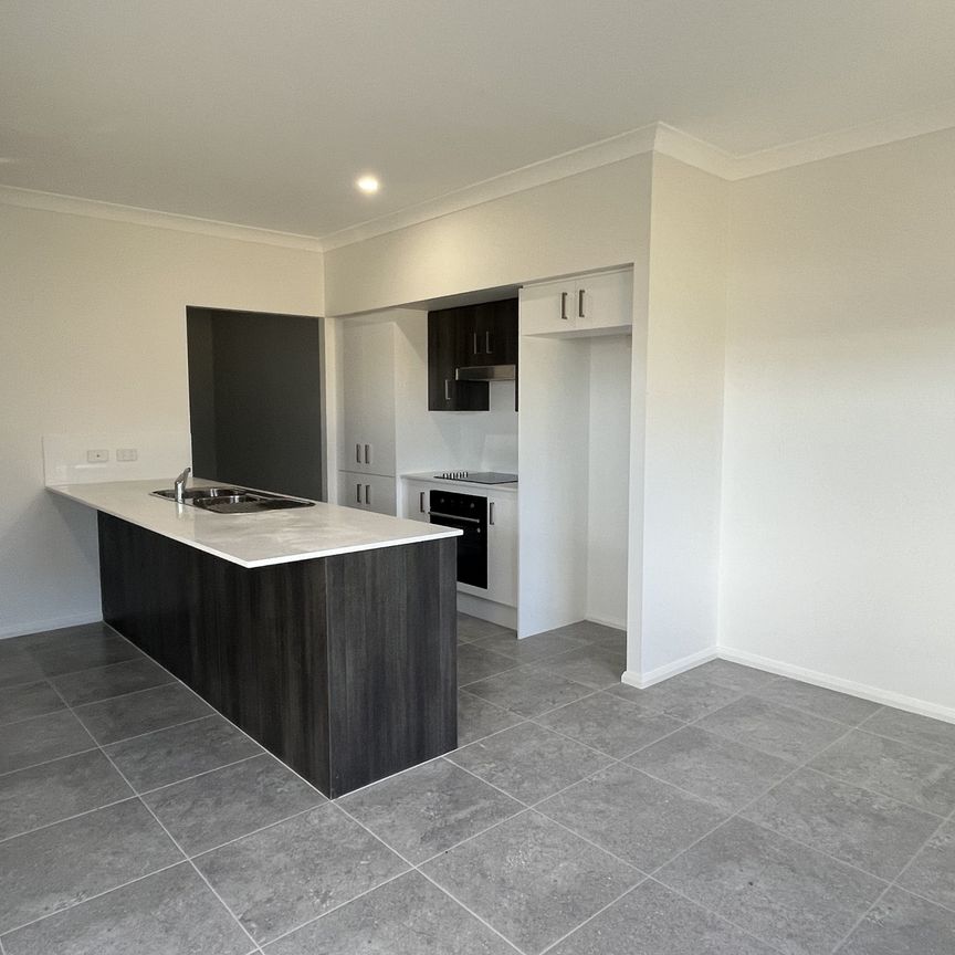 Duplex in Popular Teneriffe Estate - Photo 1
