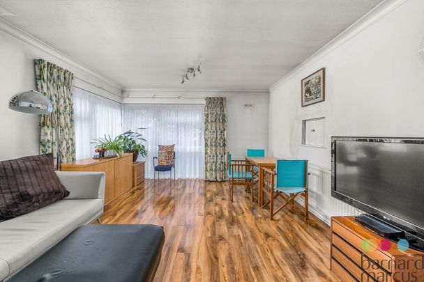 Friern Barnet Lane, LONDON - Photo 1