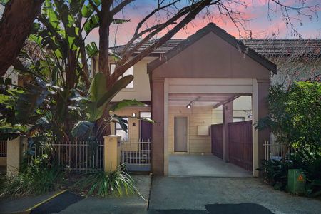 Stylishly Renovated Modern Terrace With Access to Resort Style Facilities - Photo 2