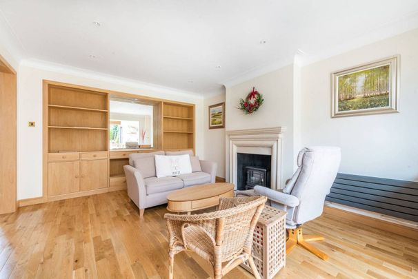 4 Bed Detached House, Queens Crescent, TW10 - Photo 1