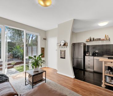 Spacious Windsor apartment with direct access to a park - Photo 2