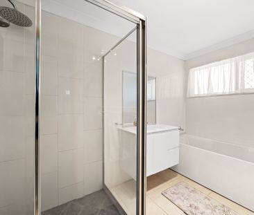 Prestigious property in great location, pool, yard &mldr; - Photo 4