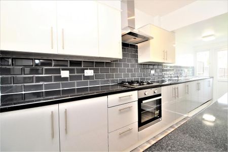 1 bedroom in a house share to rent - Photo 2