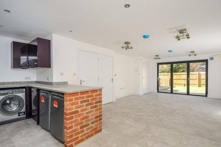 3 bedroom end of terrace house to rent - Photo 2