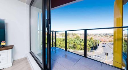 Central Auckland 1-Bedroom Apartment | Gym & Pool - Photo 2