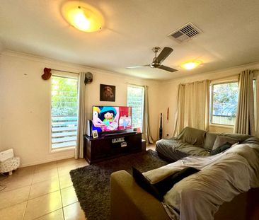 3 BEDROOM PROPERTY, MODERN WITH ENSUITE, WALK TO TOWN CENTRE AND GO... - Photo 1